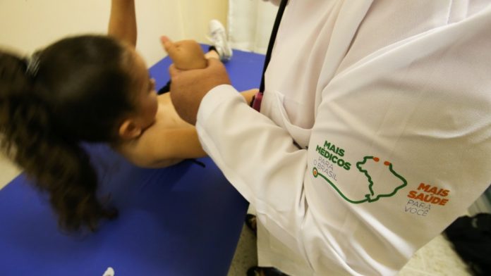 Governo Bolsonaro prepara a readmissão de médicos cubanos